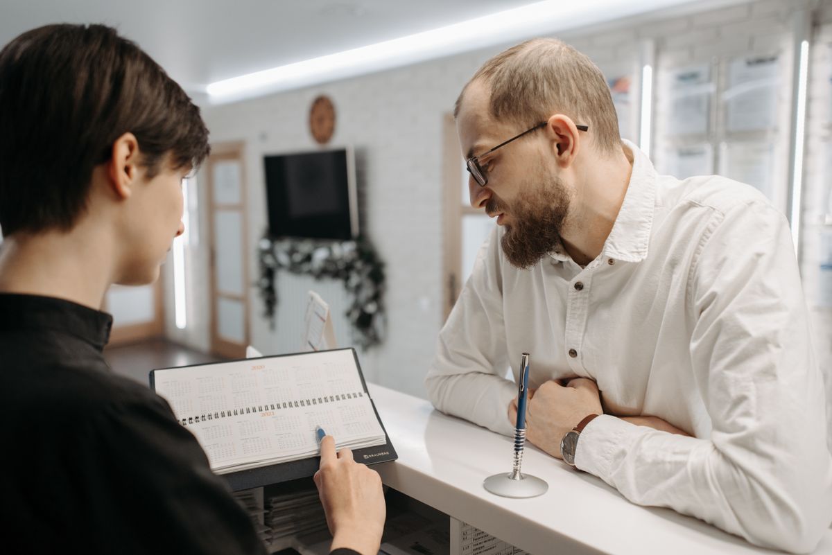 Two people booking an appointment on a calendar